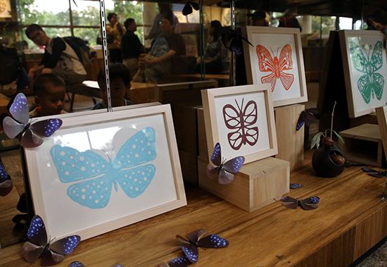 06學生「紫斑蝶」剪紙創作作品於茂林遊客中心展示。-2.png