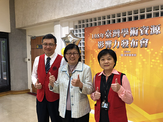 02南臺科大圖書館館長楊智晶(中)與國家圖書館臺灣博碩士論文知識加值系統負責人王宏德助理編輯(左一)、臺灣人文及社會科學引文索引資料庫負責人洪淑芬編輯(右一)合影。.jpg