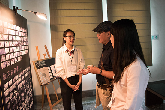 08學生與民眾解說作品現場情形。.jpg
