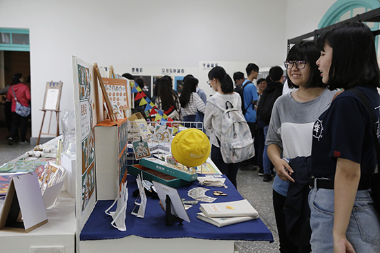 10民眾參觀作品現場情形。.jpg