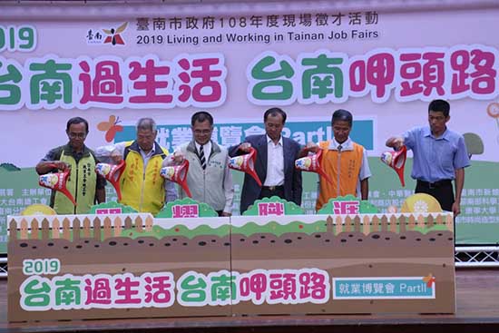 03「台南過生活台南呷頭路」part2就業博覽會邀請臺南市政府勞工局局長王鑫基(左三)、南臺科大校長盧燈茂(右三)、勞動部勞動力發展署雲嘉南分署技正楊慶元(右一)、臺南市總工會理事長吳勝雄(左二)、臺南市職業工會總工會副理事長黃江福(.jpg