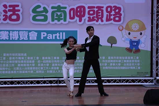 06南臺科技大學國標舞社「Cha Cha舞」開場表演。.jpg