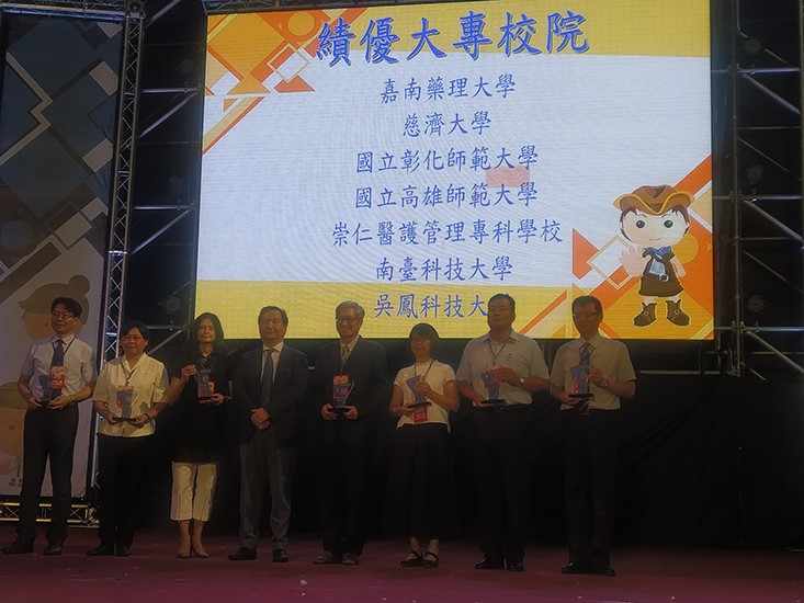 02行政院政務委員羅秉成(左四)與南臺科大生輔組組長王銘鴻(右二)及獲表揚學校代表合影。.jpg