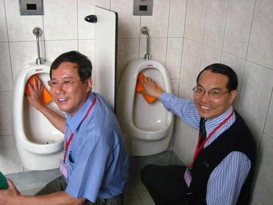 台南縣環保局江世民(左)帶頭清洗廁所(1).jpg